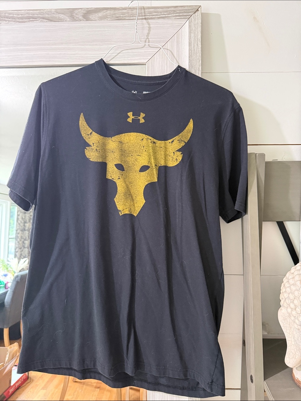 Under Armour Men’s Black Short-Sleeve Tee with Gold Bull Graphic